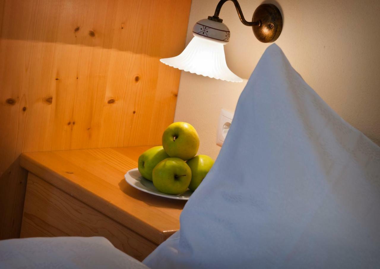 Hotel Weingut Klosterhof Caldaro Eksteriør billede